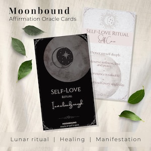 Op de afbeelding: Twee orakelkaarten met de tekst "Moonbound Affirmation Oracle Cards" en "Self-Love Ritual". De eerste kaart is zwart met een maan- en sterontwerp. De tweede kaart is wit met een zon- en maanontwerp en de woorden "Self Care".