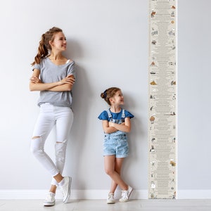 Peut inclure: Un tableau de croissance illustr&eacute; beige et brun avec une vari&eacute;t&eacute; d'images et de texte. Une femme et une fille se tiennent &agrave; c&ocirc;t&eacute; du tableau.