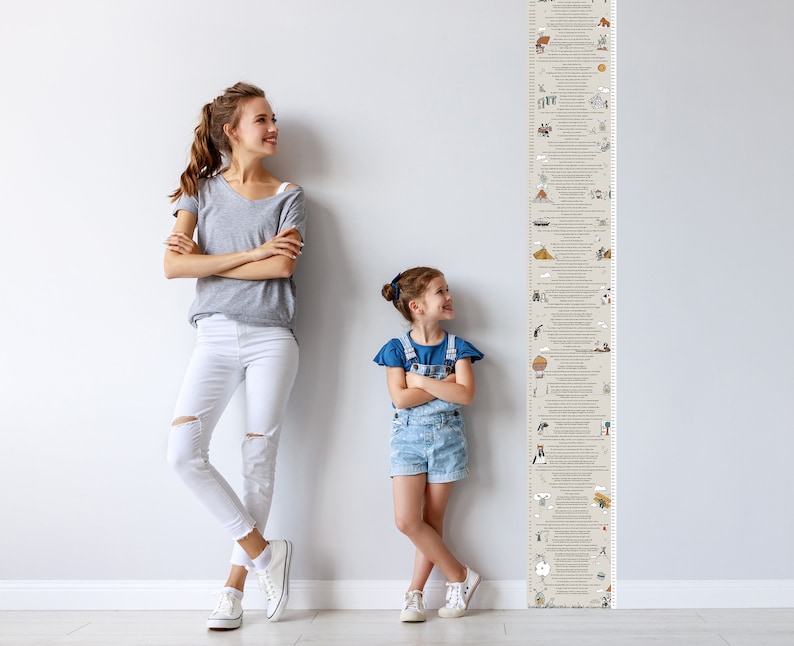 Peut inclure: Un tableau de croissance illustr&eacute; beige et brun avec une vari&eacute;t&eacute; d'images et de texte. Une femme et une fille se tiennent &agrave; c&ocirc;t&eacute; du tableau.