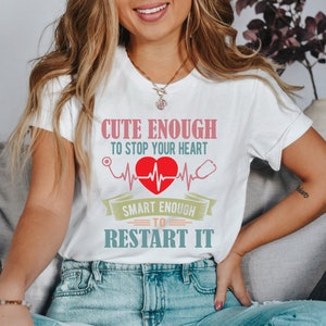 T-shirt grafica personalizzata abbastanza carina da fermare il tuo cuore in jersey unisex a maniche corte per infermieri e medici