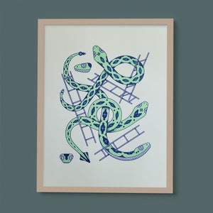Peut inclure: Une estampe encadrée d'une illustration de serpents verts et bleus grimpant sur des échelles. Les serpents sont entrelacés et présentent un motif.
