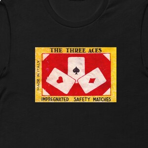 Three Aces Cards Matchbox Design Cool Vintage Printed Unisex t-shirt. SPEDIZIONE GRATUITA