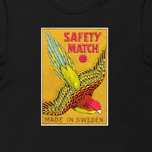 Design dell'etichetta della scatola di fiammiferi. Bellissimo uccello multicolore rosso, giallo e nero. T-shirt unisex. SPEDIZIONE GRATUITA