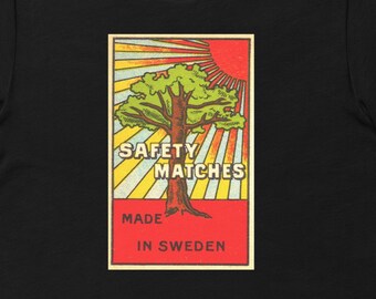 Matchbox Label Design - Schöner Baum mit bunten Sonnenstrahlen. Matchbox Made In Sweden Unisex T-shirt. KOSTENLOSER VERSAND