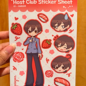 K&ouml;nnte beinhalten: Ein Stickerbogen mit Illustrationen eines Charakters aus der Anime-Serie Host Club. Der Bogen enth&auml;lt mehrere Bilder des Charakters, Erdbeeren, Sushi und Rosen. Der Text "Host Club Sticker Sheet" steht oben.