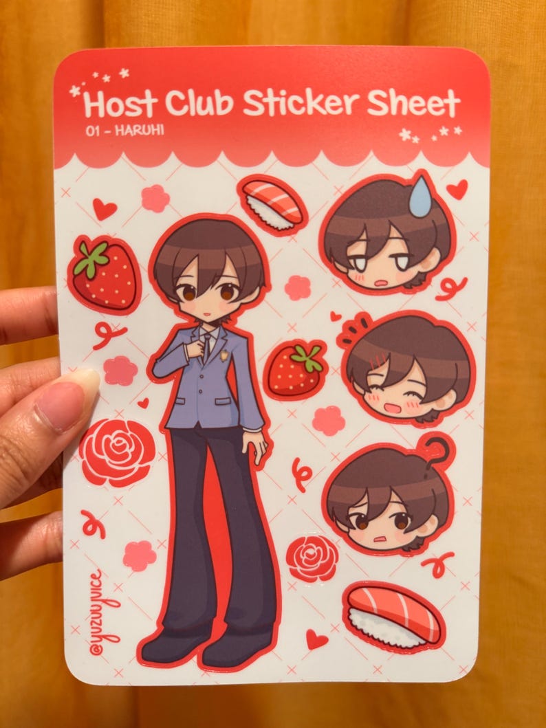 K&ouml;nnte beinhalten: Ein Stickerbogen mit Illustrationen eines Charakters aus der Anime-Serie Host Club. Der Bogen enth&auml;lt mehrere Bilder des Charakters, Erdbeeren, Sushi und Rosen. Der Text "Host Club Sticker Sheet" steht oben.