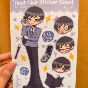 K&ouml;nnte beinhalten: Ein Stickerbogen mit Illustrationen eines Charakters aus "Host Club". Das Hauptbild zeigt eine Figur in einem Anzug, die ein Telefon h&auml;lt. Zus&auml;tzliche Bilder zeigen die Figur mit verschiedenen Gesichtsausdr&uuml;cken. Der Bogen hat einen hellvioletten Hintergrund mit dekorativen Elementen.