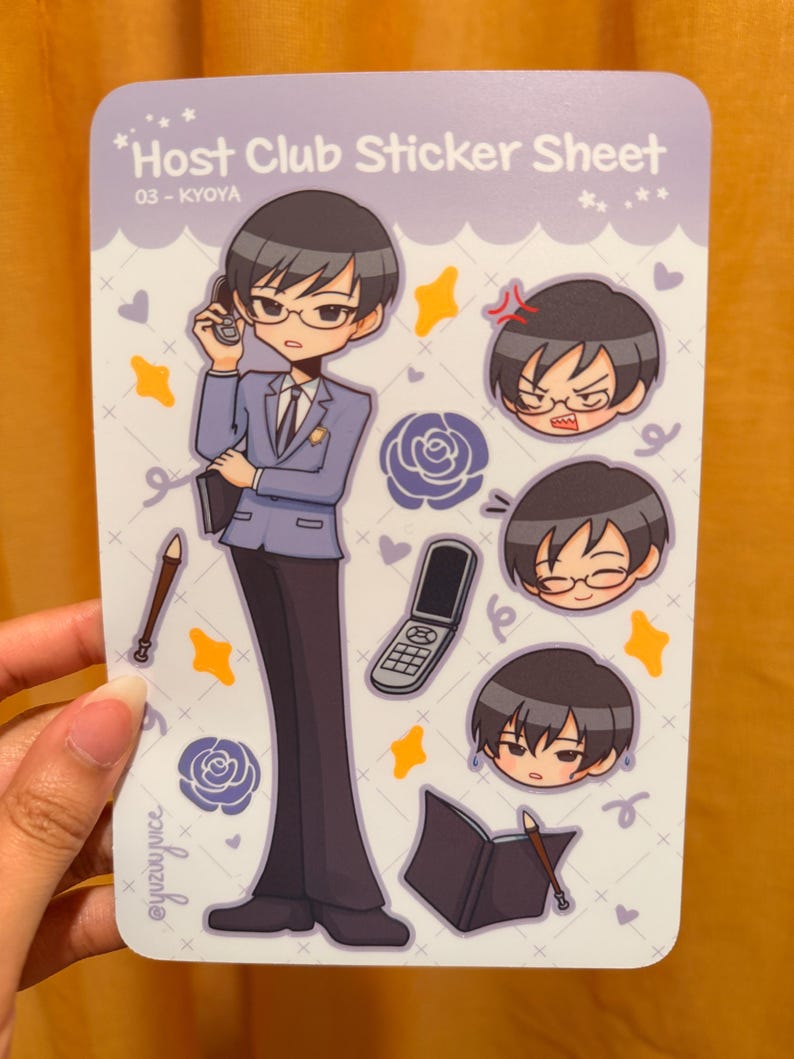 K&ouml;nnte beinhalten: Ein Stickerbogen mit Illustrationen eines Charakters aus "Host Club". Das Hauptbild zeigt eine Figur in einem Anzug, die ein Telefon h&auml;lt. Zus&auml;tzliche Bilder zeigen die Figur mit verschiedenen Gesichtsausdr&uuml;cken. Der Bogen hat einen hellvioletten Hintergrund mit dekorativen Elementen.