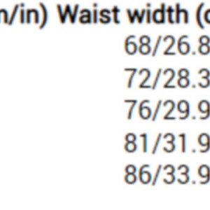 Op de afbeelding: Een tabel met de maten, lengtes, taillewijdte en broekwijdte in centimeters en inches. De maten omvatten XS, S, M, L en XL.