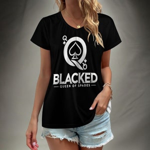 Puede incluir: Camiseta negra con un gráfico blanco de una reina de picas de carta de juego con el texto "Blacked - Queen of Spades".