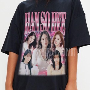 Könnte beinhalten: Schwarzes Oversize-T-Shirt mit einem Grafikdruck einer K-Pop-Gruppe namens "HAN SO HEE".