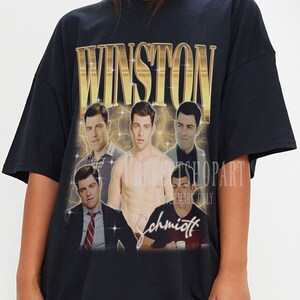 Könnte beinhalten: Schwarzes Oversize-T-Shirt mit einem grafischen Druck einer Gruppe von Männern mit dem Text "Winston Schmidt" in goldenen Buchstaben.