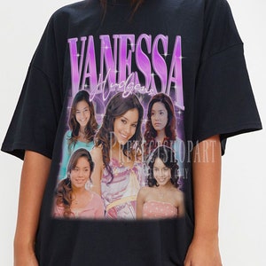 Könnte beinhalten: Schwarzes Oversize-T-Shirt mit einem grafischen Aufdruck von Vanessa Hudgens und dem Text "Vanessa Hudgens" in Lila.