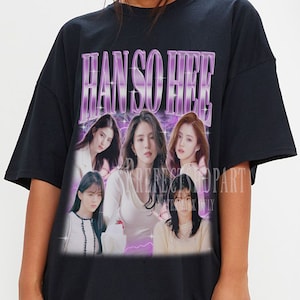 Könnte beinhalten: Schwarzes Oversize-T-Shirt mit einem grafischen Druck einer Gruppe von Frauen mit dem Text "HAN SO HEE" in Lila.