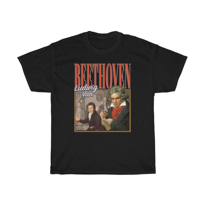Pu&ograve; includere: T-shirt nero con una grafica in stile vintage di Ludwig van Beethoven. La grafica presenta un ritratto di Beethoven e il testo "BEETHOVEN" in rosso e bianco.