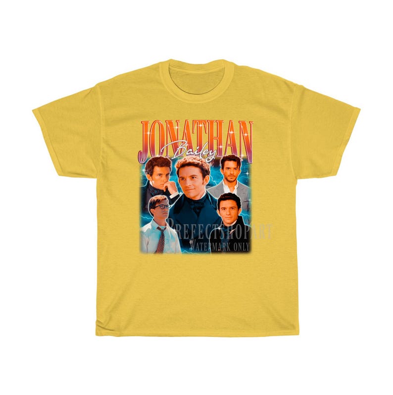 Peut inclure: T-shirt jaune avec un graphique de style vintage repr&eacute;sentant un groupe d'hommes avec le texte "Jonathan Bailey" en rouge et jaune.