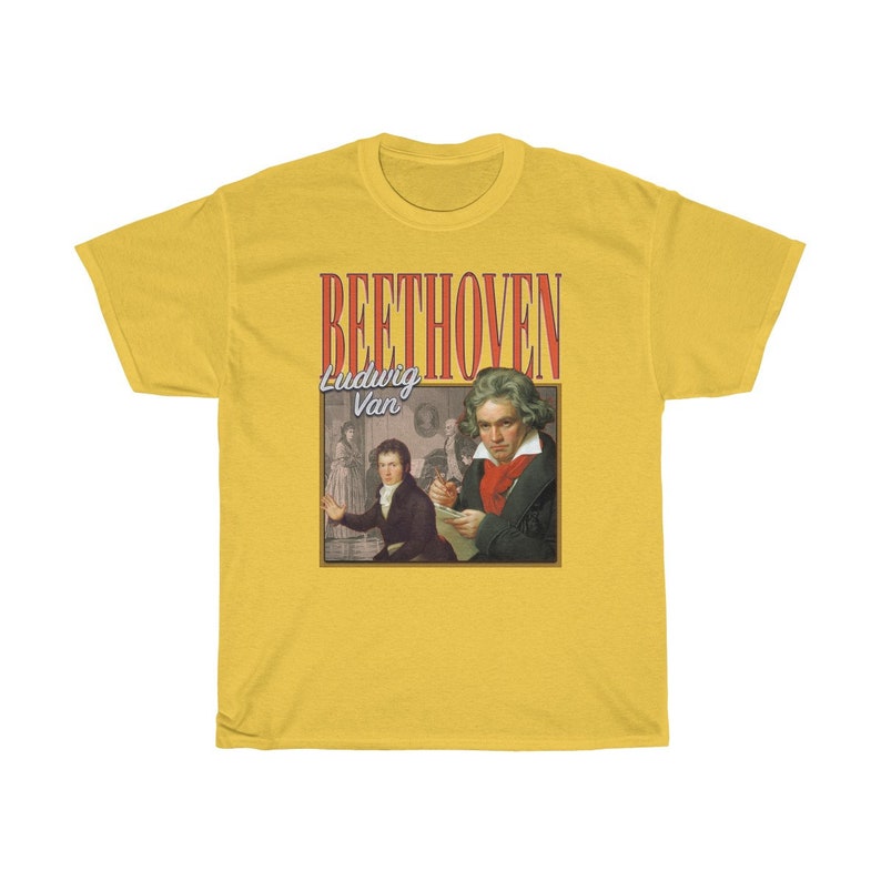 Pu&ograve; includere: Maglietta gialla con una grafica in stile vintage di Ludwig van Beethoven. La grafica presenta un ritratto di Beethoven e il testo "BEETHOVEN Ludwig Van".