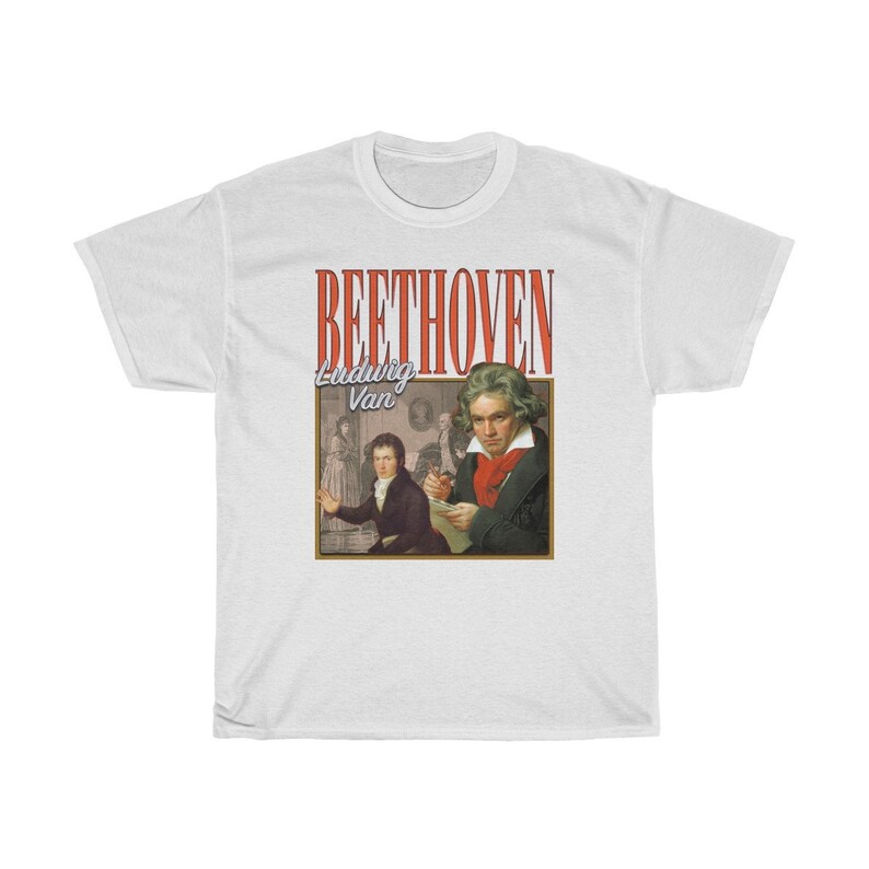 Pu&ograve; includere: Maglietta bianca con una grafica in stile vintage di Ludwig van Beethoven. La grafica presenta un ritratto di Beethoven e il testo "BEETHOVEN Ludwig Van" in rosso.