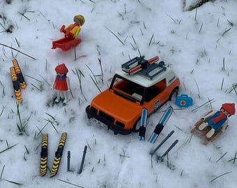 Playmobil Car 3187 + Skies / Winter sports holiday / Bobsled / Ice skater / Wooden sled ( Dutch ) / Klicky / Dutch Birthday gift / present !
