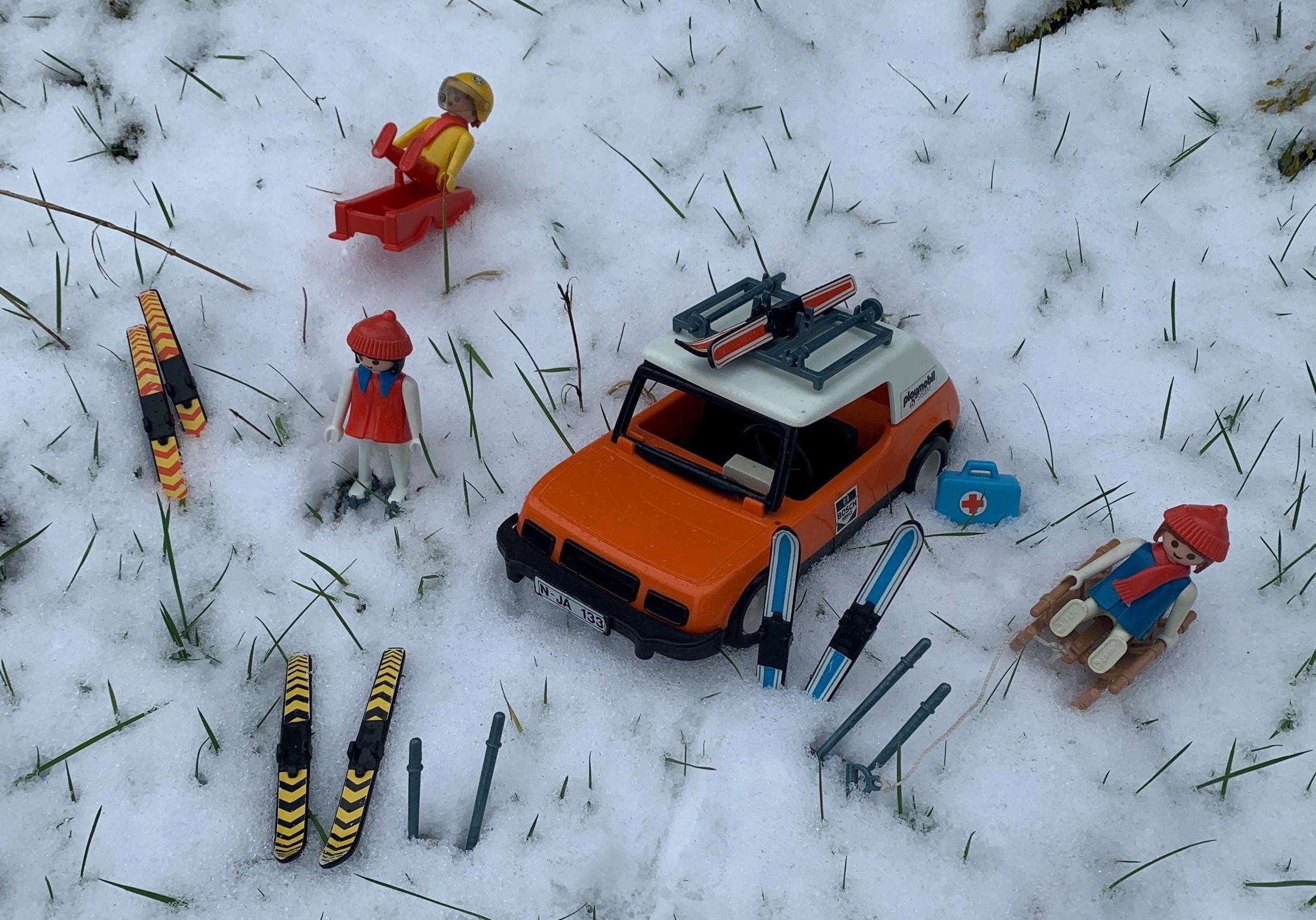Playmobil Car 3187 + Skies / Winter Sports Holiday / Bobsled / Ice 