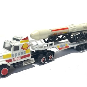 Majorette Kenworth låglastare med Rocket Space 3000 Veteranbilar nr 610 / Modellbilar / Födelsedagspresent / Julklapp son / pappa