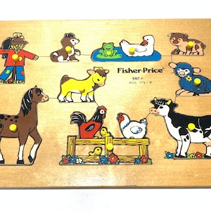 Op de afbeelding: Houten Fisher-Price boerderijpuzzel met een paard, koe, schaap en andere dieren. De kleurrijke puzzelstukken hebben gele knoppen. De puzzel ligt op een lichtbruin houten bord.