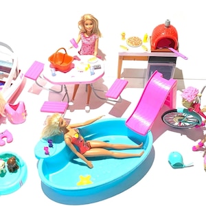 Lote XL de Barbie vintage: Barco mágico delfín, lancha rápida, piscina, muñecas y accesorios.
