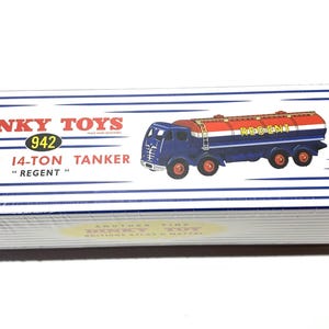 Op de afbeelding: Een blauwe en rode Dinky Toys model vrachtwagen doos met een witte achtergrond. De doos heeft een afbeelding van een blauwe en rode Foden 14-tons tankwagen met de tekst "Regent" en "Dinky Toys 942".