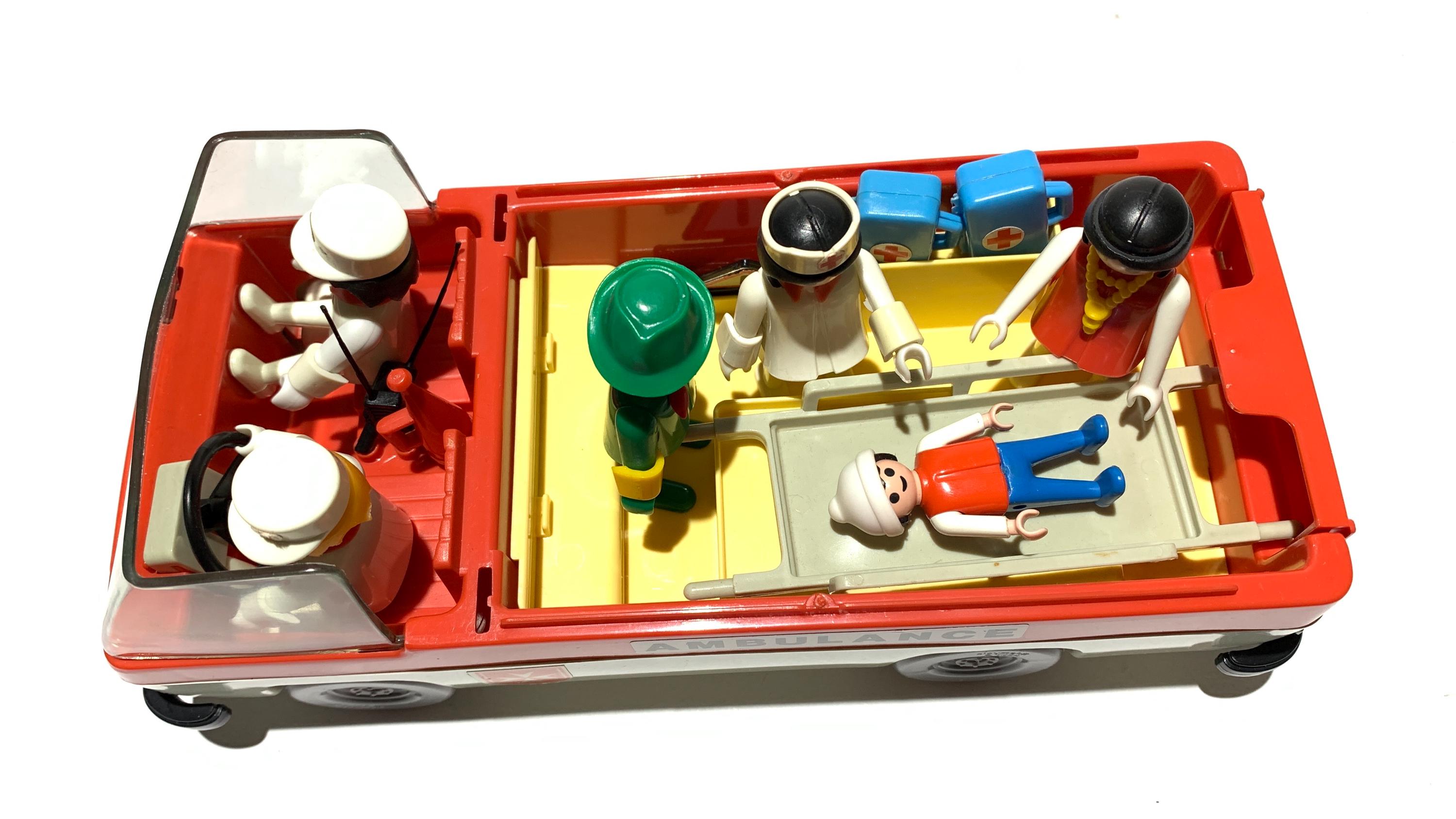 Playmobil 71037 Ambulance avec secouristes et blessé - Comprend Trois Personnages, Un véhicule de Secours et des Accessoires - Dès 4 Ans