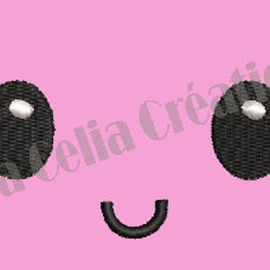 Puede incluir: Una cara de dibujos animados simple con ojos grandes negros y una pequeña sonrisa negra sobre un fondo rosa.