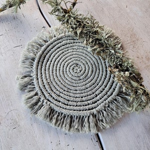 Macrame placemat/coaster with fringes / Boho decoration / Mint color