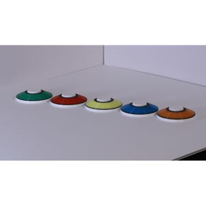 Peut inclure: Cinq boutons ronds et plats avec des dessus blancs et des anneaux de couleur. Les boutons sont vert, rouge, jaune, bleu et orange.