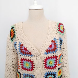 Cardigan all&#39;uncinetto fatto a mano, maglione quadrato della nonna, maglieria boho di ispirazione vintage, giacca da donna colorata, regalo unico per lei