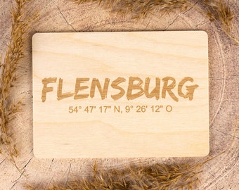 Holzpostkarte Flensburg mit Koordinaten - Postkarte aus Holz - Koordinaten - Holzkarte