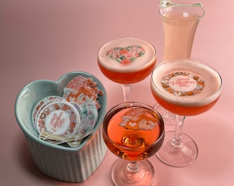 Variété de décorations pour boisson pour la Saint-Valentin : coeurs, gnome, clé, amour