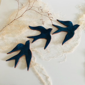 Decoración de pared de pájaros de cerámica azul, juego de 3 golondrinas voladoras para decoración de habitaciones y jardines, arte de jardín de cerámica azul, arte de pared de terracota con pájaros