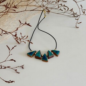 Handgemaakte keramische driehoekige ketting, geometrische terracotta sieraden, moderne minimalistische hanger, ambachtelijk cadeau voor haar