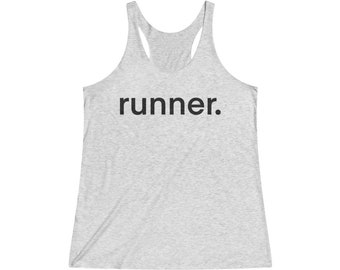 Könnte beinhalten: Ein graues Racerback-Tanktop mit dem Wort "runner." in Schwarz gedruckt.