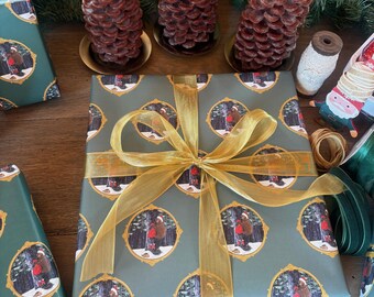 Papel de regalo navideño verde esmeralda y estampado de medallón dorado con Papá Noel, osos y conejitos. Marcos vintage.