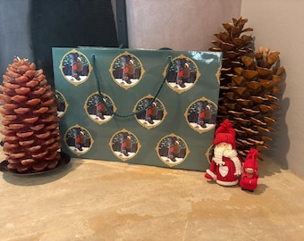 Bolsa de regalo navideña con Papá Noel, oso y conejitos en marcos dorados. Estampado de medallón dorado verde esmeralda.