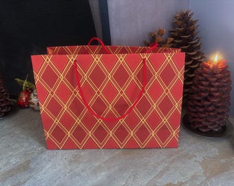 Bolsa de regalo navideña: Estampado de rombos en rojo y dorado inspirado en el art déco