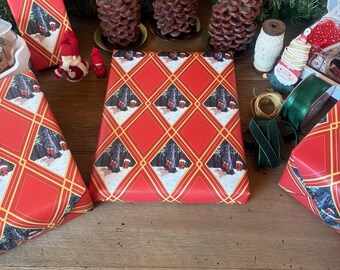 Papel de regalo navideño: Oso de Papá Noel, cervatillos, estampado de rombos de inspiración art déco