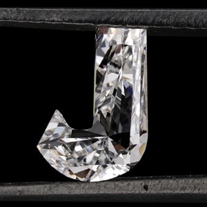 Diamantes cultivados em laboratório em forma de J "J" Letra Pingente de diamante Presente para ele Diamante de corte extravagante Corte antigo CVD-HPHT Diamante Diamante livre de conflitos