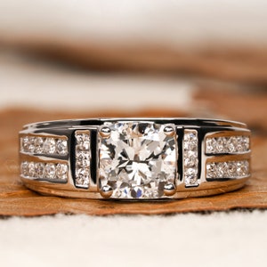 1,50 TCW Cushion Cut Lab Grown Diamond Heren gegraveerde verlovingsring Heren 950 Platina Ring CVD Diamond Wedding Band Gift For Love