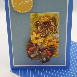 carte "Amitiés" papillons sur fond bleu