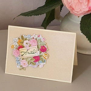 Carte double  Ivoire satinée avec un bouquet de fleurs Amitié