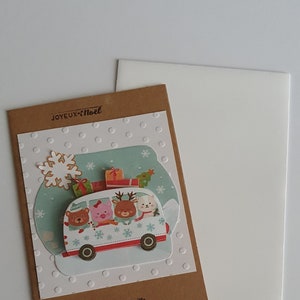 Van, bus, caravane de Noël, famille, animaux, ours, cochon rose, cerf, chat, paquet, voyage, flocon, neige, moment en famille