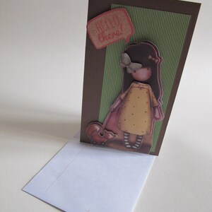 La petite fille au renard, bonjour, Hello there, robe jaune, fille brune, anniversaire, fête, fêtes.