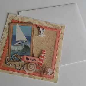Carte simple thème mer, plage, mouette, ancre, coquillage, étoile de mer phare, sable, voilier, vague.