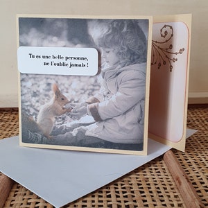 Het kleine meisje met de eekhoorn. "Je bent een mooi mens en vergeet het nooit"